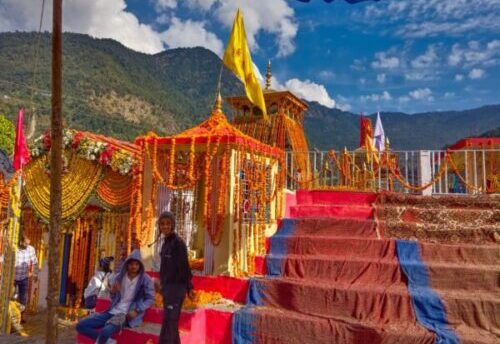 तृतीय केदार श्री तुंगनाथ जी की देवडोली पहुंची शीतकालीन गद्दीस्थल श्री मार्कंडेय मंदिर मक्कूमठ