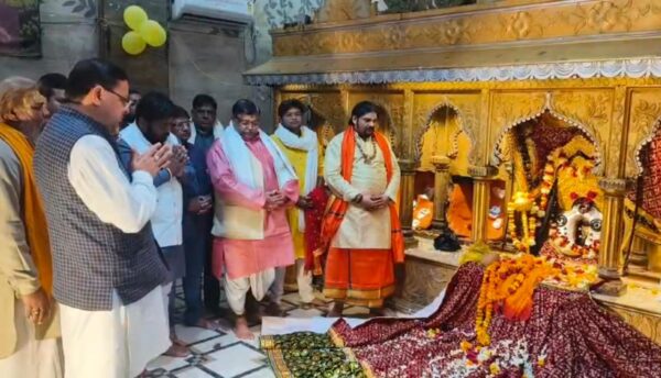 मुख्यमंत्री पुष्कर सिंह धामी ने मथुरा के प्राचीन मंदिर बगलामुखी पीतांबरा मंदिर के दर्शन कर पूजा अर्चना