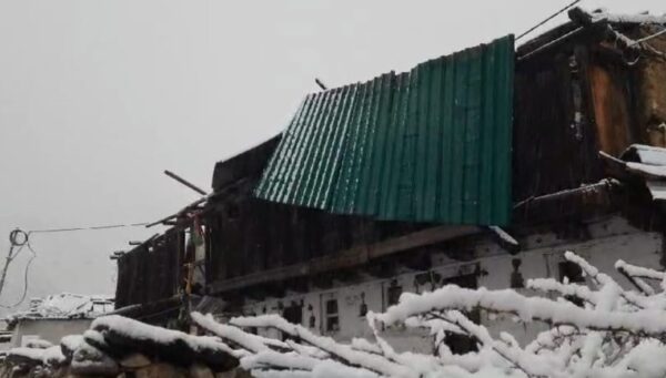 चमोली : सीमावर्ती नीती घाटी में बर्फवारी से ग्रामीणों के घर व गोशालाऐं हुई क्षतिग्रस्त