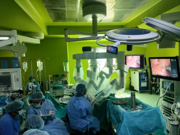 एम्स ऋषिकेश के चिकित्सकों ने रोबोटिक सर्जरी से किया मलाशय कैंसर का निदान