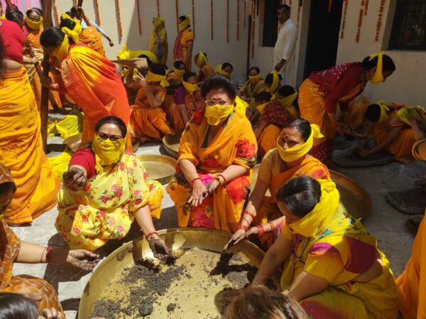 नरेंद्रनगर राज दरबार में श्री बदरीनाथ धाम गाडू घड़ा तेलकलश के लिए तेल पिरोने की रस्म हुई संपन्न