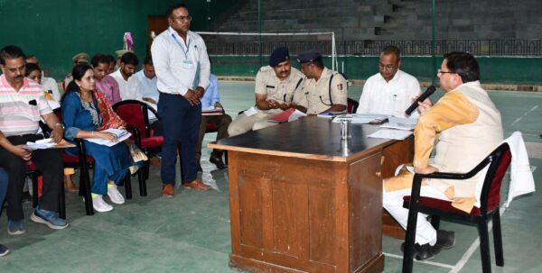 मुख्यमंत्री पुष्कर सिंह धामी ने काशीपुर स्पोर्ट्स स्टेडियम में अधिकारियों संग की पेयजल एवं बाढ सुरक्षा कार्यों की समीक्षा