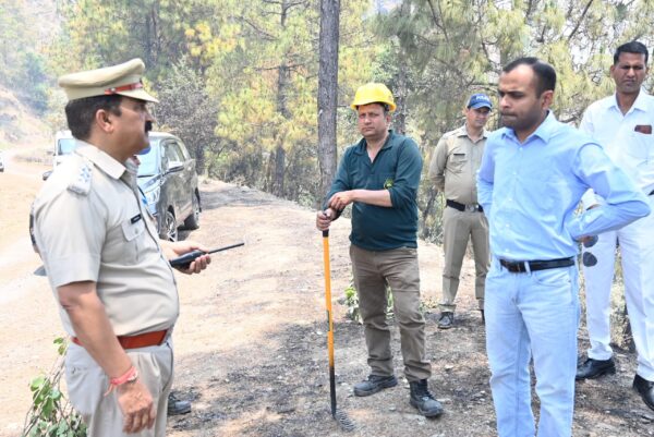 डीएम मयूर दीक्षित ने जिले में वनाग्नि की बढ़ती घटनाओं को लेकर खुद संभाली कमान, स्थलीय निरीक्षण कर लिया जायजा, दिए निर्देश
