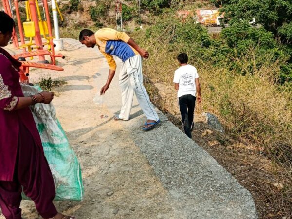 टिहरी : डीएम मयूर दीक्षित के निर्देशन में जिले में चारधाम यात्रा मार्गाे पर नगर निकायों के माध्यम से साफ-सफाई का कार्य निरन्तर जारी