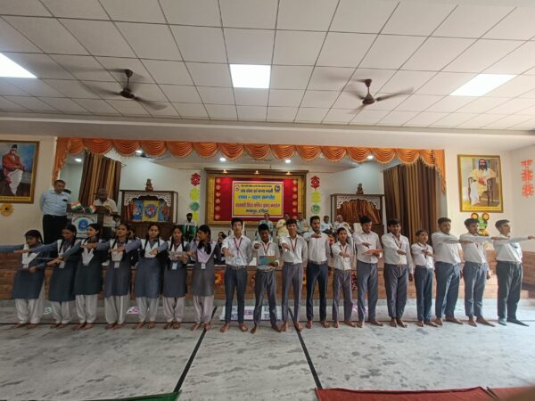 सरस्वती विद्या मंदिर इंटर कॉलेज मायापुर में नवनिर्वाचित छात्र संसद तथा कन्या भारती के पदाधिकारियों का शपथ ग्रहण समारोह हुआ आयोजित
