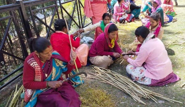 लैंटाना की लकड़ियों से सामान बनाकर महिलाएं कर रही अपनी आर्थिकी मजबूत