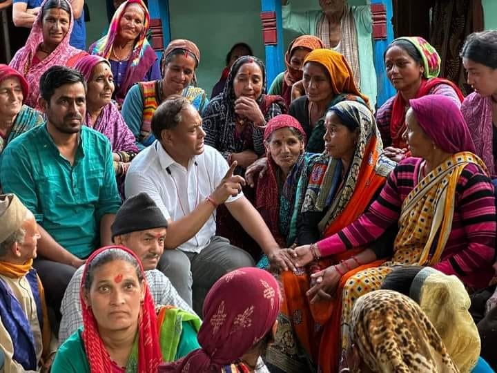 पोखरी के गांवों का भ्रमण कर कांग्रेस प्रत्याशी लखपत बुटोला मांग रहे आशीर्वाद