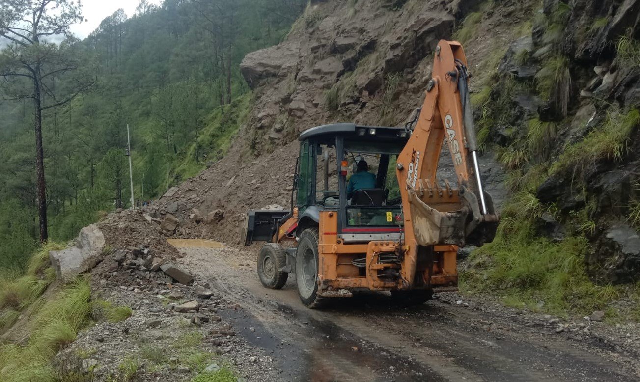 देवाल थराली मोटर मार्ग दो दिन से बंद, लोगों को आवाजाही में दिक्कत