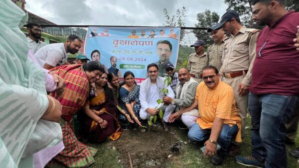 कैबिनेट मंत्री सौरभ बहुगुणा ने अगरोड़ा, एकेश्वर नौगाँवखाल व पोखड़ा स्मृति वन में विभिन्न प्रजाति के पौधों का किया रोपण