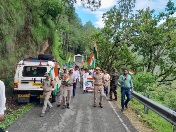 वन क्षेत्रधिकारी के नेतृत्व में मटियाली रेंज में निकाली गई तिरंगा यात्रा