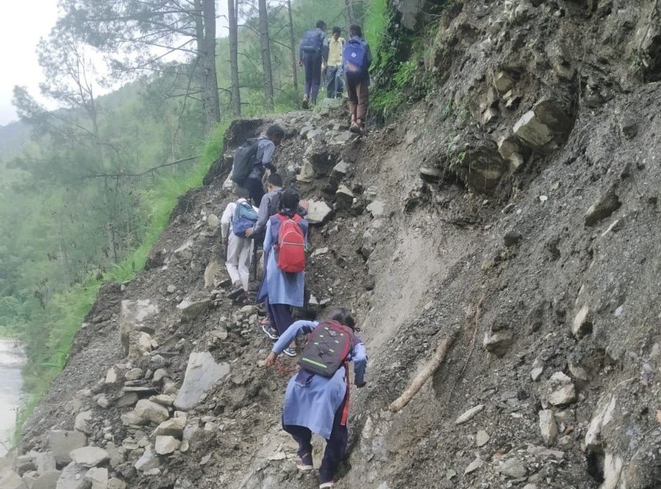 चमोली : सड़क का पानी आने से बार-बार क्षतिग्रस्त हो रहा ऐराठा पैदल रास्ता, ग्रामीण परेशान