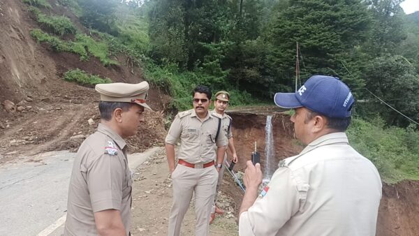 एसपी अजय गणपति ने थाना लोहाघाट क्षेत्र अंतर्गत बंद राष्ट्रीय राजमार्ग का किया निरीक्षण, दिए निर्देश