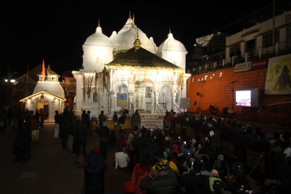 श्री यमुनोत्री एवं गंगोत्री धाम में उमड़ रहा हैं आस्था का सैलाब, एक दिन में 06 हजार से अधिक यात्रियों ने किये दर्शन