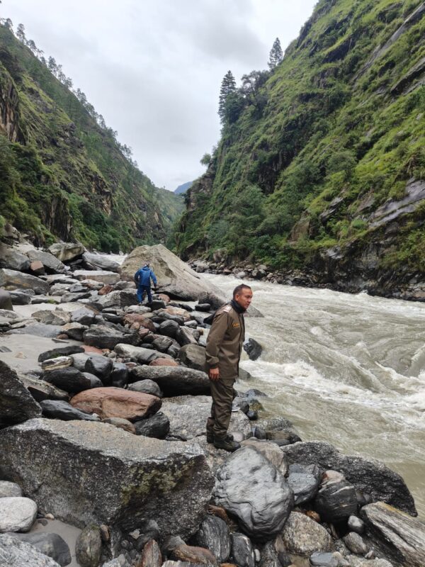 उत्तरकाशी : गंगोत्री राष्ट्रीय राजमार्ग पर भुक्की के पास नदी में गिरा वाहन लापता, सर्च ऑपरेशन जारी