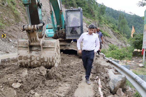 डीएम संदीप तिवारी ने बदीनाथ हाईवे पर भूस्खलन प्रभावित क्षेत्रों का किया स्थलीय निरीक्षण, कार्यदायी संस्था को सड़क सुरक्षा के साथ हाईवे सुचारू बनाए रखने के दिए निर्देश