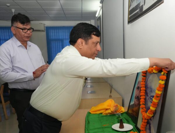 महानिदेशक सूचना बंशीधर तिवारी ने राष्ट्रपिता महात्मा गांधी एवं पूर्व प्रधानमंत्री लाल बहादुर शास्त्री की जयंती के अवसर पर उनके चित्रों पर श्रद्धा सुमन अर्पित कर दी श्रद्धांजलि