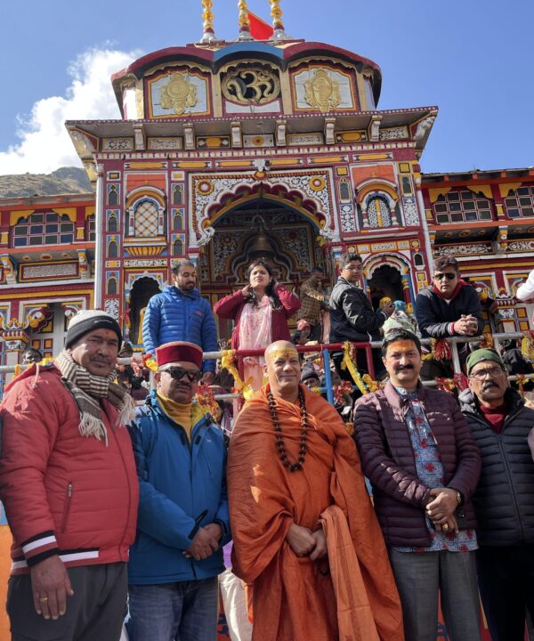 भगवान श्री बदरीनाथ जी के दर्शन को पहुंचे निरंजन पीठाधीश्वर आचार्य महामंडलेश्वर स्वामी कैलाशानंद गिरी महाराज