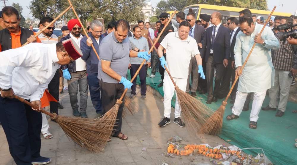 सीएम धामी ने राज्य स्थापना दिवस के पूर्व दिवस पर लगाया झाड़ू, स्वच्छता का दिया संदेश