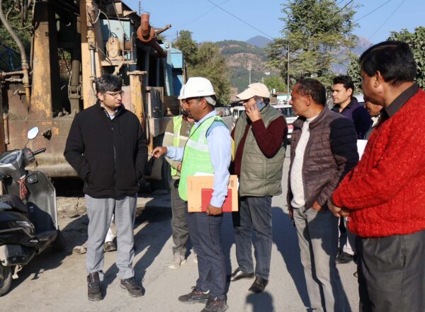 डीएम संदीप तिवारी ने भूस्खलन प्रभावित क्षेत्र हल्द्वापानी में चल रहे सुरक्षात्मक कार्यो का लिया जायजा, कार्यदायी संस्था को गुणवत्ता के साथ समय से कार्य पूर्ण करने के दिए निर्देश