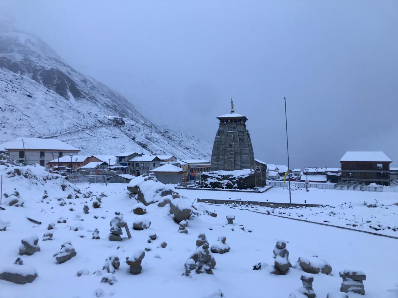 उत्तराखंड में चारधाम समेत सभी ऊंची चोटियों पर बर्फबारी, नैनीताल, मसूरी और चकराता में भी गिरी बर्फ