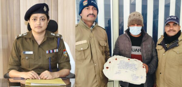 मनेरी पुलिस ने एक किलो 115 ग्राम अवैध चरस के साथ 01 युवक को किया गिरफ्तार