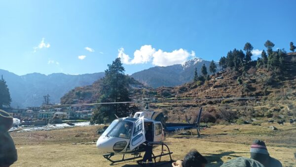 मुख्यमंत्री पुष्कर सिंह धामी के सराहनीय प्रयासों से पैरालाइज मरीज हैली एंबुलेंस से पहुंचा अपने दूरस्थ गांव डुमक