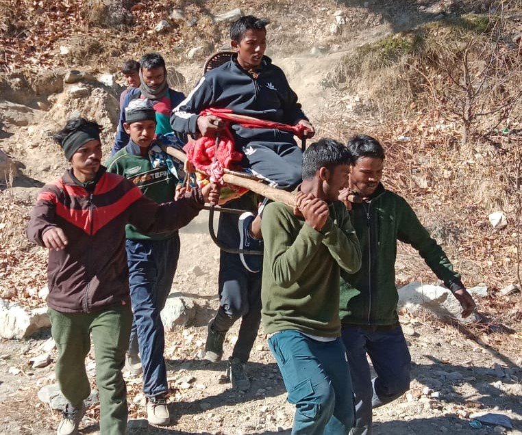 चमोली : सड़क के अभाव में बलाण के ग्रामीणों ने बीमार को डंडी से पहुंचा अस्पताल