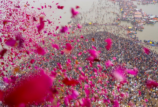 मौनी अमावस्या के अमृत स्नान पर्व पर योगी सरकार श्रद्धालुओं पर कराएगी पुष्प वर्षा, 10 करोड़ श्रद्धालुओं पर 25 क्विंटल गुलाब की पंखुड़ियों से होगी पुष्प वर्षा