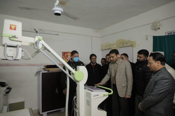सीएम दौरे के पश्चात दुरस्त क्षेत्रों में जनमानस के लिए सगुम सुविधाएं स्थापित करने डीएम संविन बसंल ने आज भी त्यूनी में लगाया डेरा, कई समस्याओं को मौके पर किया निस्तारित