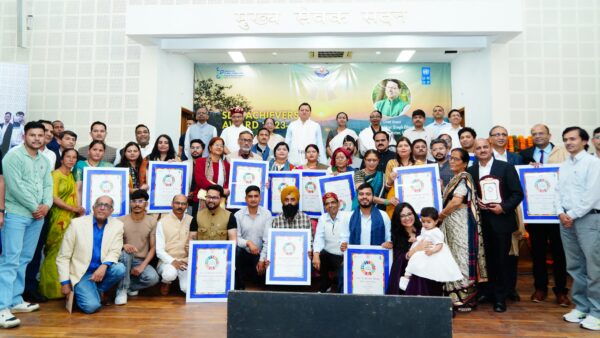 मुख्यमंत्री पुष्कर सिंह धामी ने 16 एस.डी.जी एचीवर को किया सम्मानित
