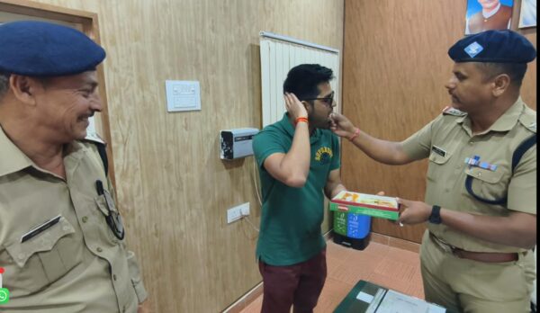 थाना लक्ष्मणझूला पुलिस के कार्य व्यवहार से प्रभावित होकर युवक ने ट्रैफिक नियमों के पालन करने का लिया प्रण