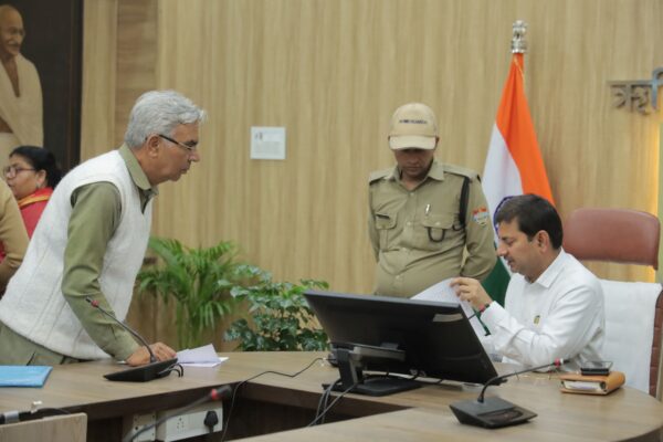जनता दरबार में सुनी गई 124 समस्याएं, अपर जिलाधिकारी ने दिए त्वरित समाधान के निर्देश