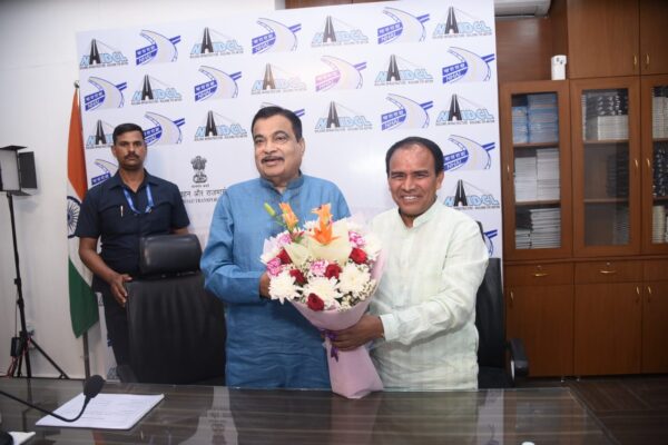 श्रीनगर में एलिवेटेड रोड़ निर्माण को केन्द्रीय मंत्री नितिन गड़करी की हरी झंडी, नई दिल्ली में आयोजित बैठक में लिया गया अंतिम निर्णय, कैबिनेट मंत्री डॉ. धन सिंह रावत की एक और पहल लाई रंग