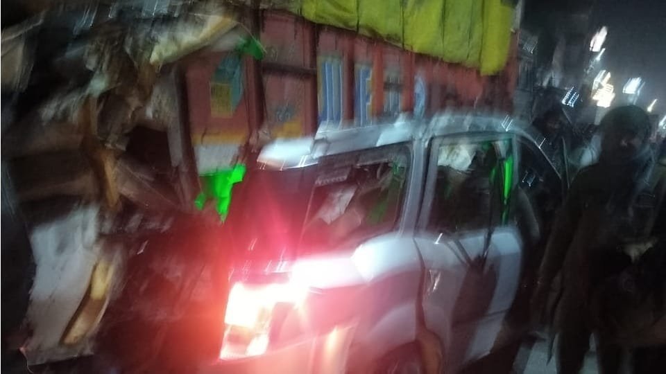 Rishikesh:रेलवे फाटक के पास हादसा, खड़े ट्रक से टकराई हरिद्वार से आ रही तेज रफ्तार कार, चार लोगों की मौत - Rishikesh Accident Car Coming From Haridwar Collides With Parked Truck, Four